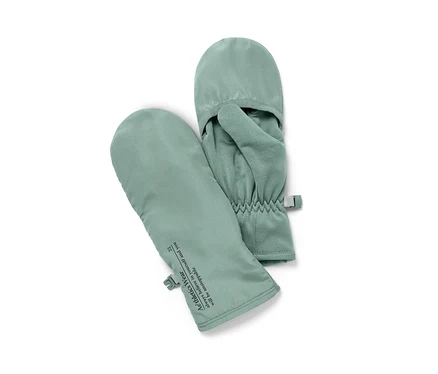 Deux gants de course à pied vert clair avec rabats sont placés l'un à côté de l'autre.