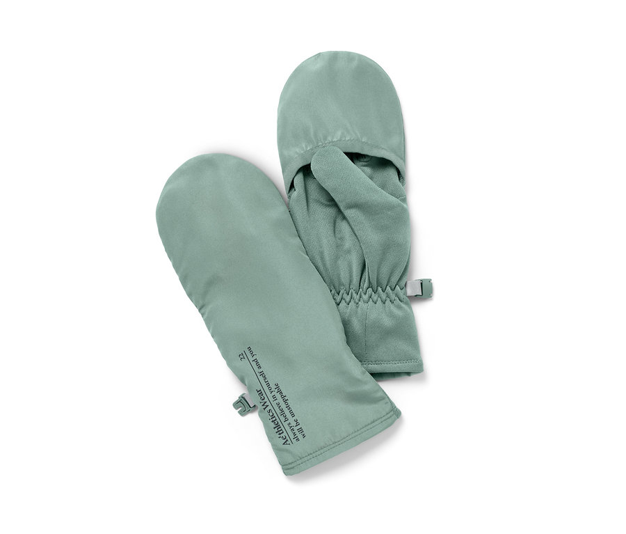 Deux gants de course à pied vert clair avec rabats sont placés l'un à côté de l'autre.