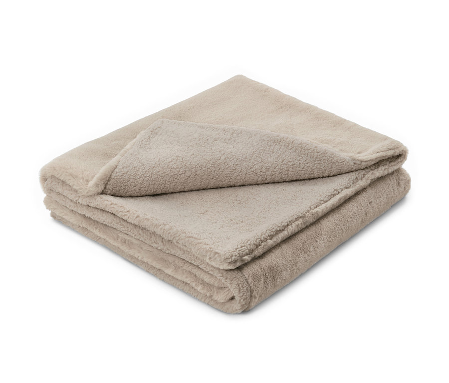 Couverture moelleuse en fourrure synthétique pliée.