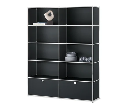Étagère noire « CN3 » à 2 abattants. Des objets de décoration et de la vaisselle sont disposés sur les étagères ouvertes.
