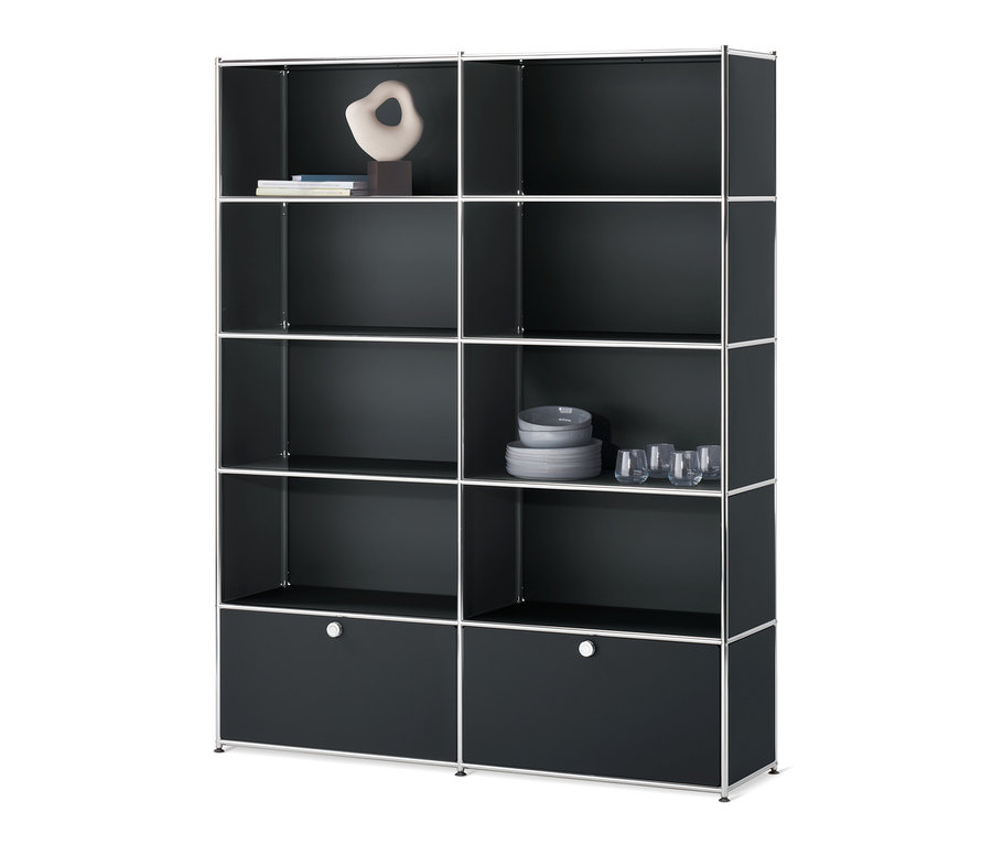 Étagère noire « CN3 » à 2 abattants. Des objets de décoration et de la vaisselle sont disposés sur les étagères ouvertes.