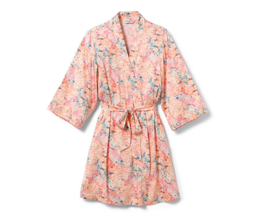 Une robe de chambre fleurie avec ceinture.