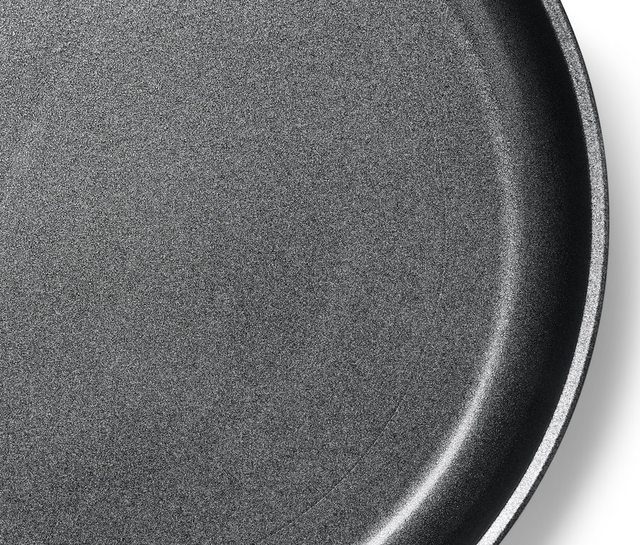 Détail d'une poêle en aluminium de qualité professionnelle.