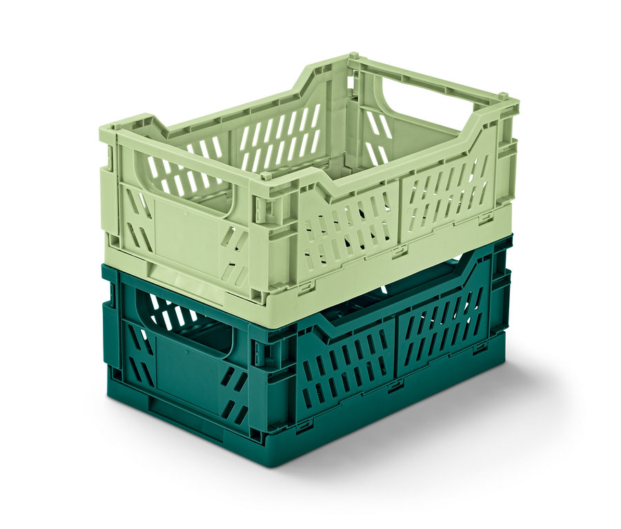 Deux boîtes de rangement pliables sont empilées l'une sur l'autre. La boîte supérieure est vert clair et la boîte inférieure est vert foncé.