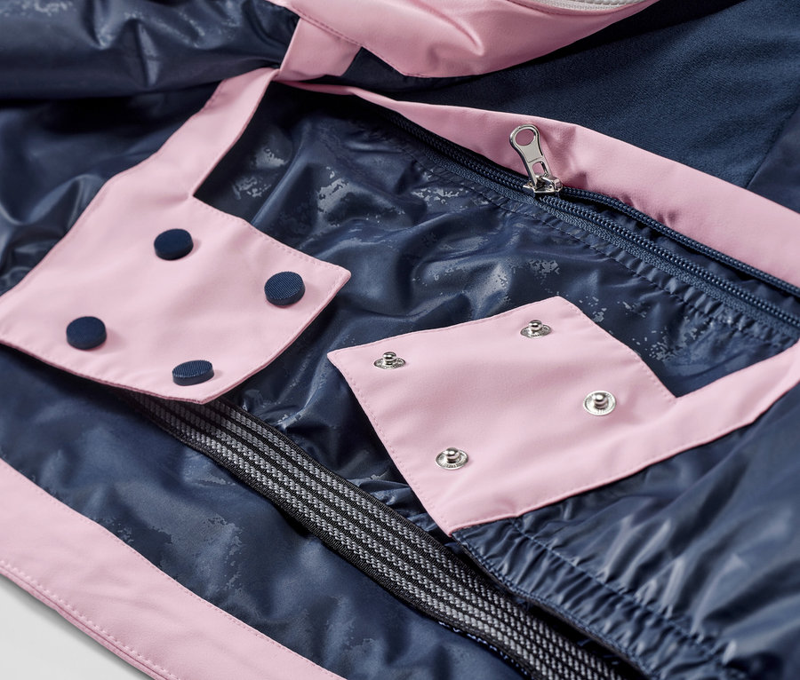 Détail d'une veste de ski rose.