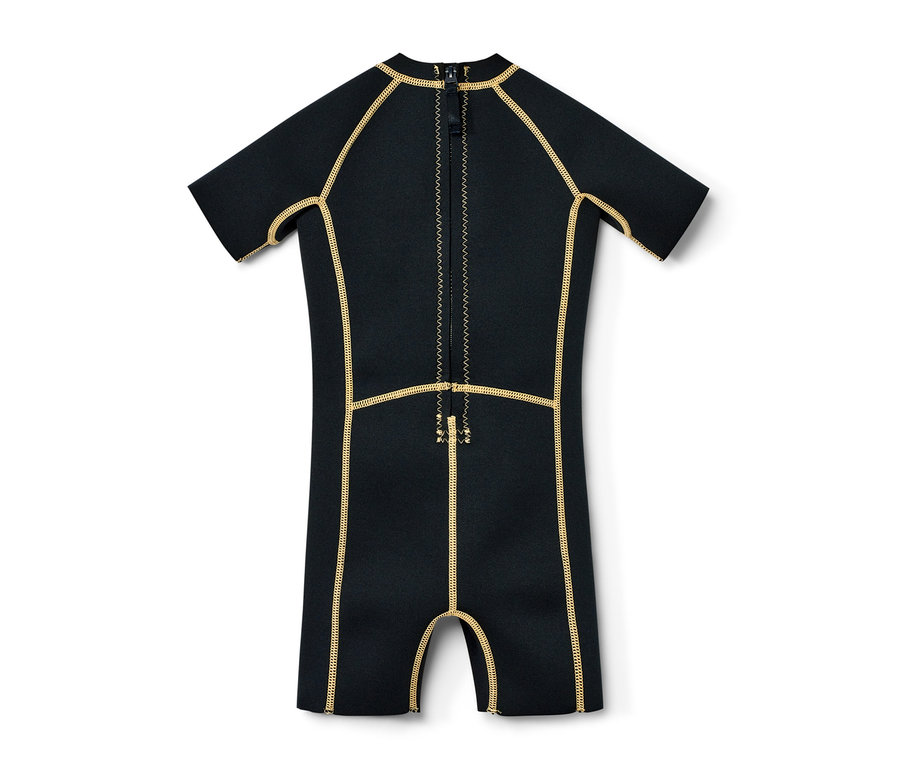 Combinaison de plongée noire pour enfant avec manches courtes et coutures dorées.
