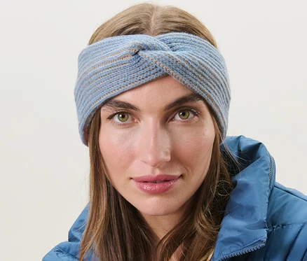 Une femme porte un bandeau en maille.
