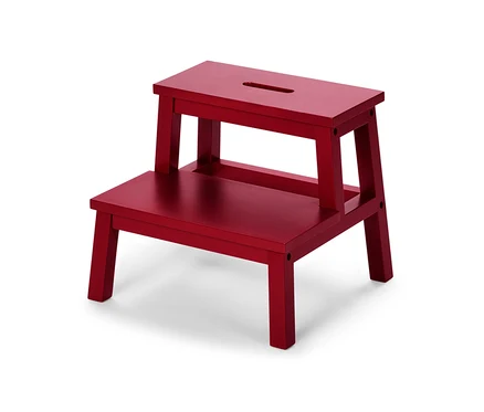 Un marchepied rouge en bois avec deux marches sur un fond blanc.