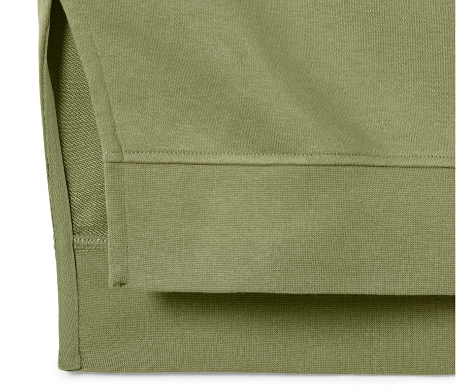 Détail d'un sweat-shirt vert avec fente.