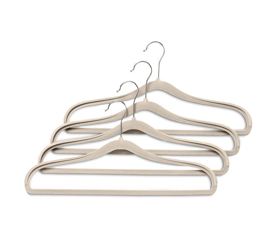 Quatre cintres beiges avec renfort aux épaules.