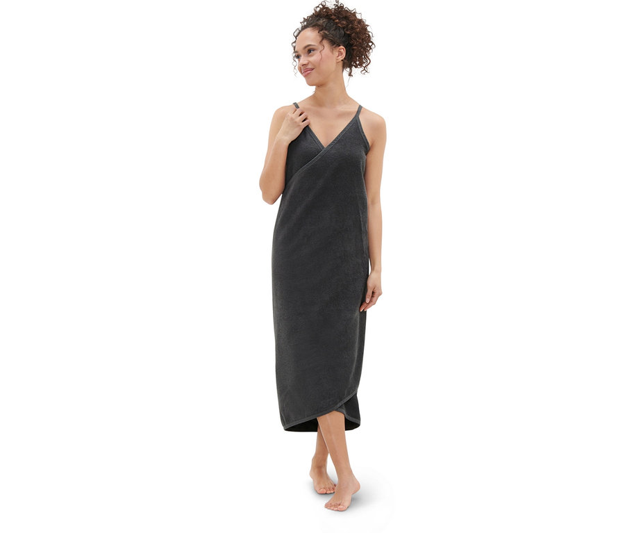 Femme portant une robe de bain anthracite.