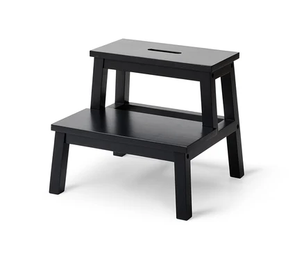 Un tabouret noir à 2 marches se dresse sur un fond blanc.
