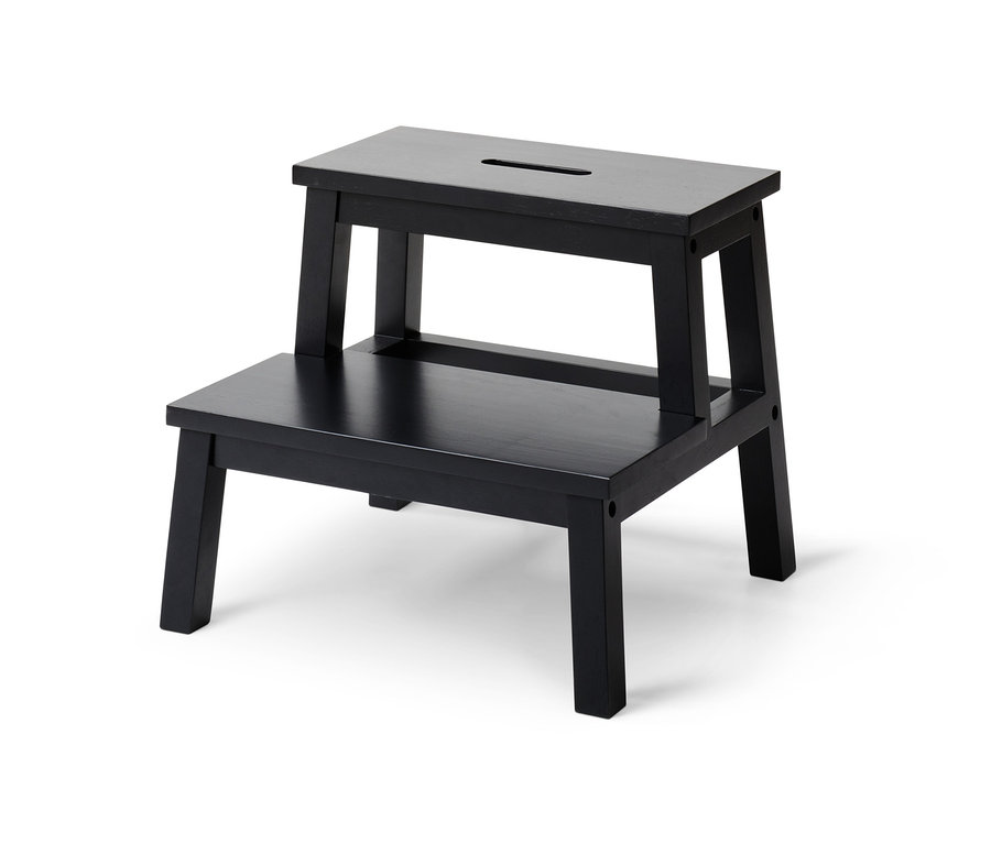Un tabouret noir à 2 marches se dresse sur un fond blanc.