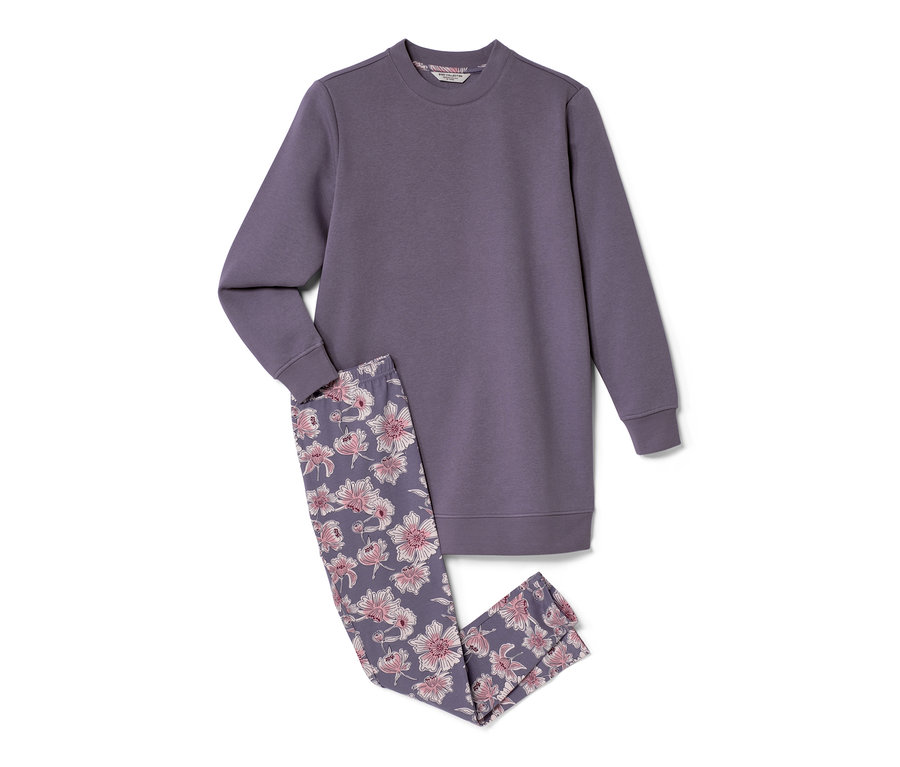 Pyjama violet avec leggings à fleurs.