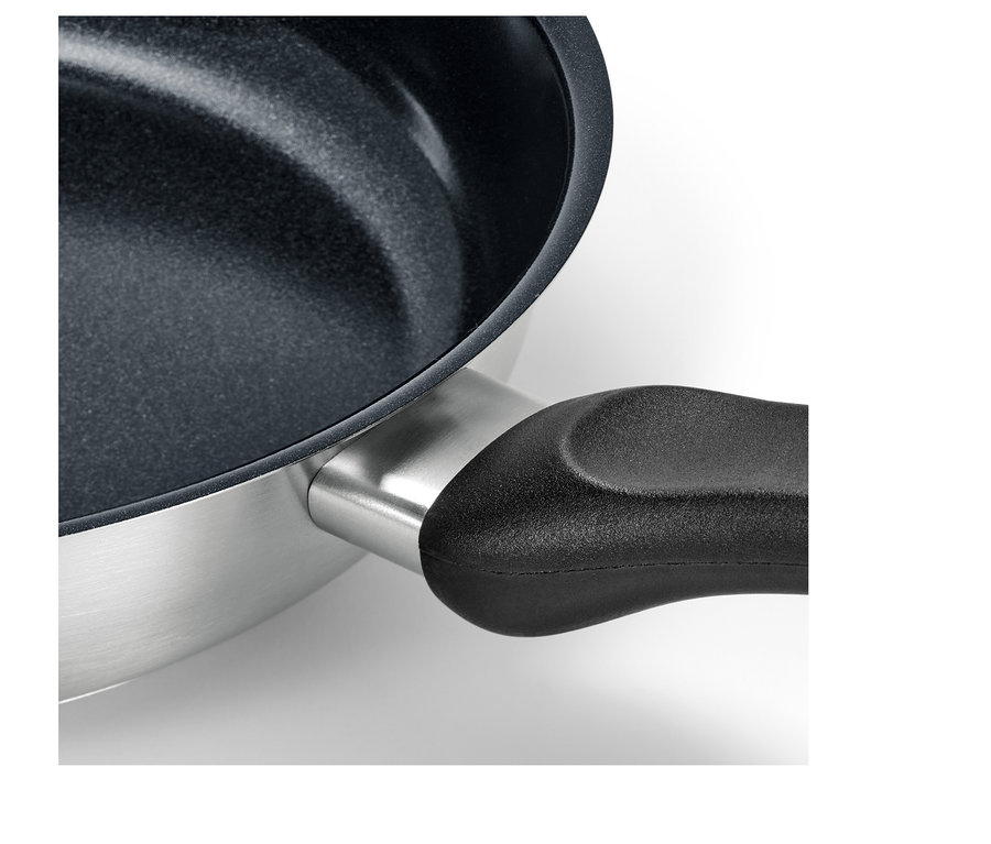 Gros plan d'une poêle en inox avec revêtement en céramique de haute qualité et manche noir.