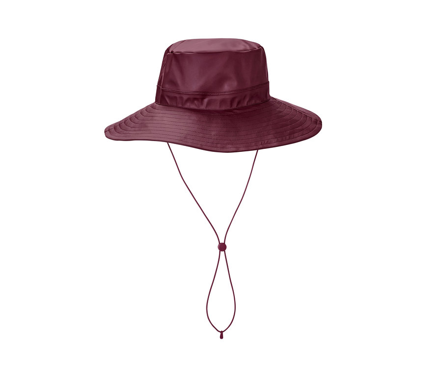 Chapeau de pluie bordeaux avec cordon ajustable.