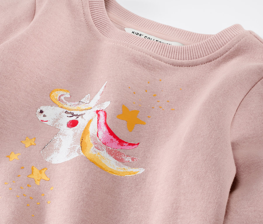 Sweater rose pour enfant avec un motif de licorne.