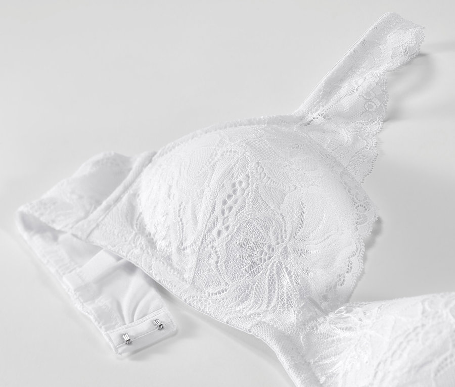 Gros plan d'un soutien-gorge blanc à coques souples et détails en dentelle.