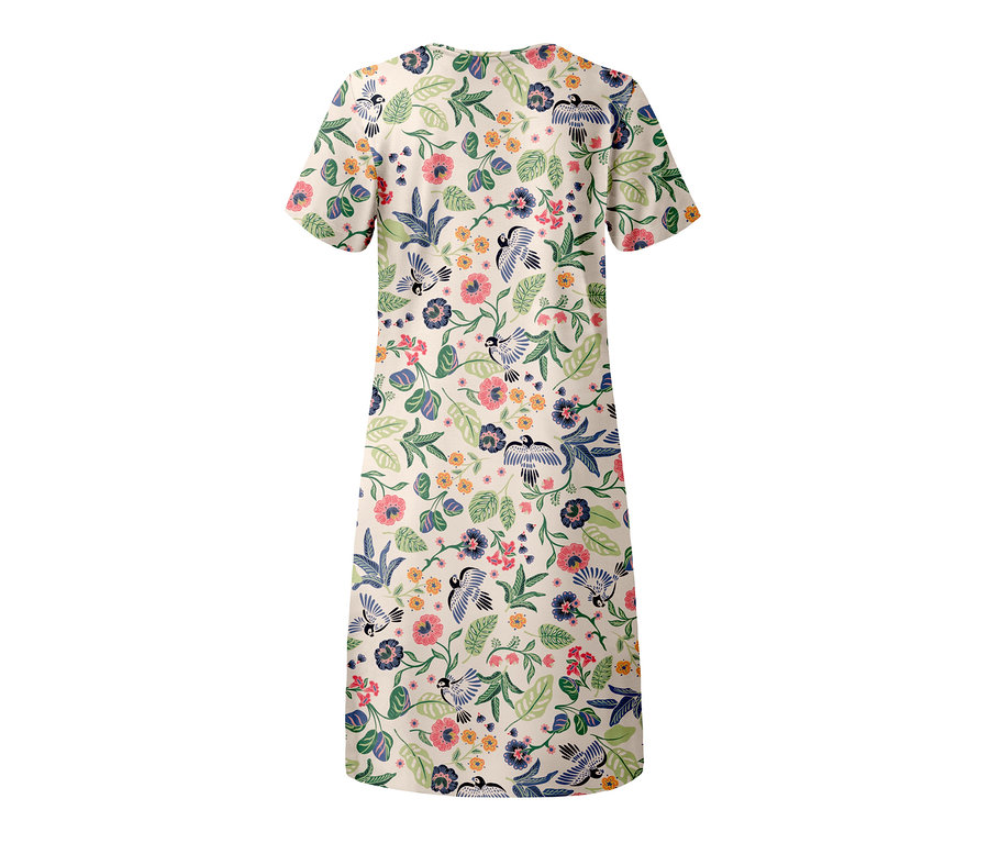 Chemise de nuit avec motif floral et d'oiseaux.