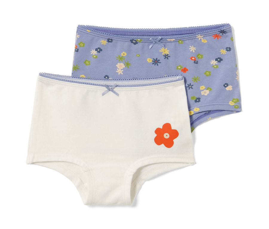 Deux slips pour tout-petits : un blanc avec une fleur orange, l'autre bleu avec un motif floral.