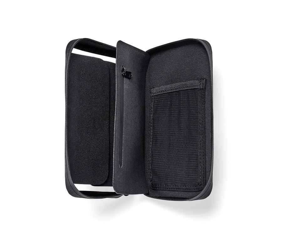 Sac à smartphone 2 en 1 noir ouvert avec des compartiments et des fermetures éclair.