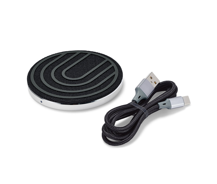 Une station de charge sans fil noire à côté d'un câble noir.