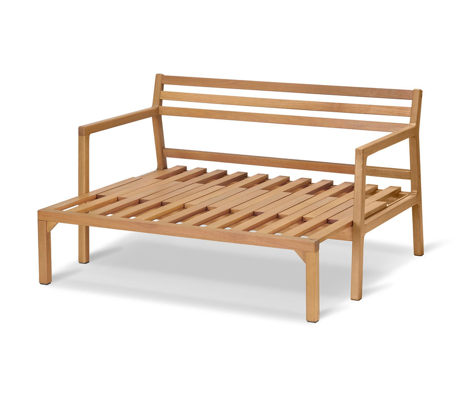 Un canapé de jardin extensible en lattes de bois se dresse sur un fond blanc.