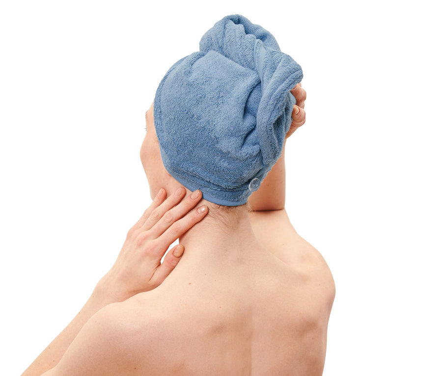 Femme avec une serviette turban sur la tête.