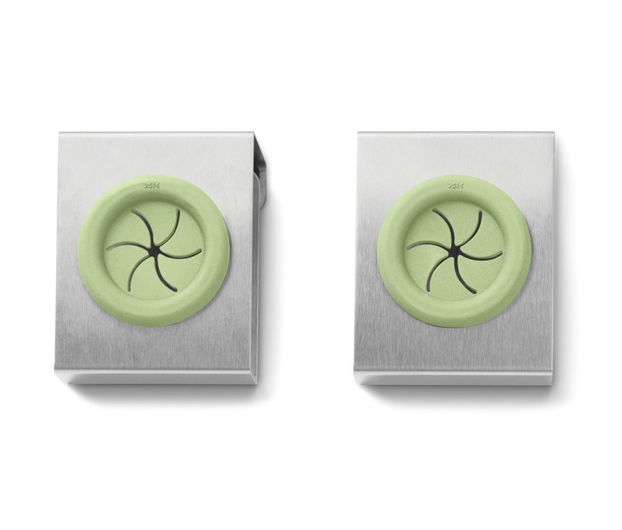 Deux porte-linges de cuisine.