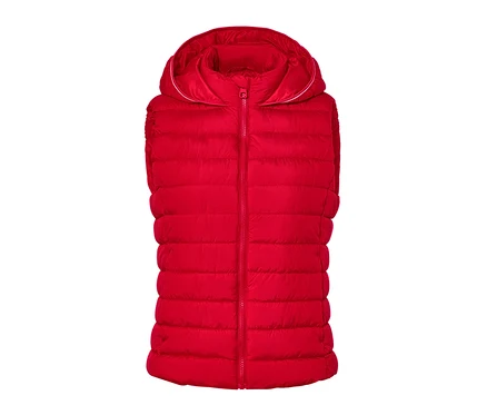 Un gilet sans manches matelassé à capuche rouge sur fond blanc.