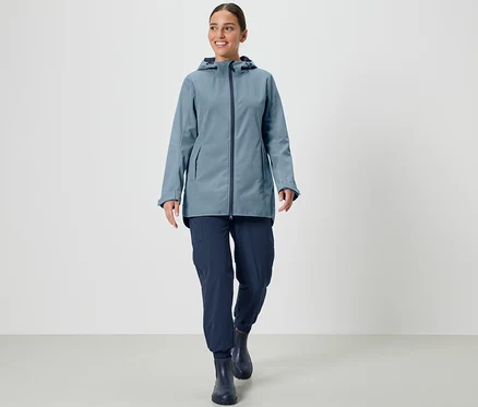 Une femme portant une veste en softshell marche.