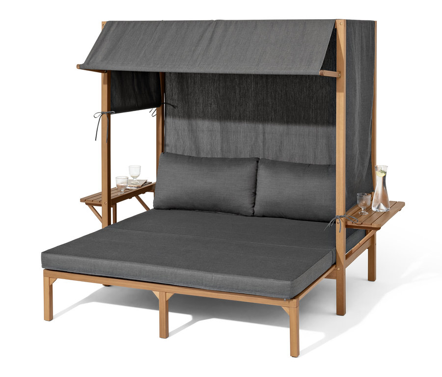Chaise de plage Lounge « Tinus » avec repose-pieds extensible avec coussins gris et tables en bois sur les côtés.