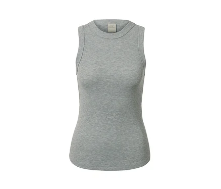 Gros plan sur un top de sport gris clair chiné.