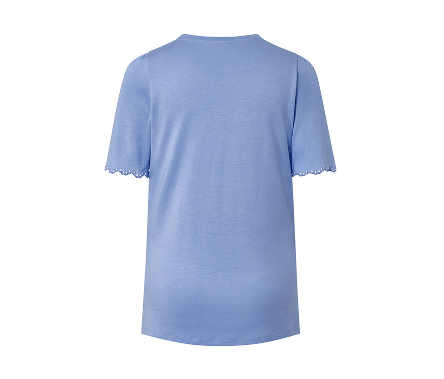 Vue arrière d'une chemise bleu clair à manches courtes et bordure décorative.