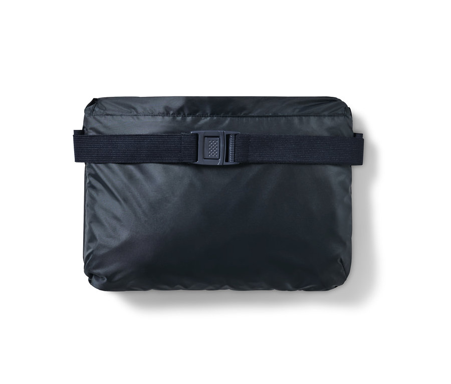 Un poncho de pluie unisexe bleu plié maintenu par une sangle.