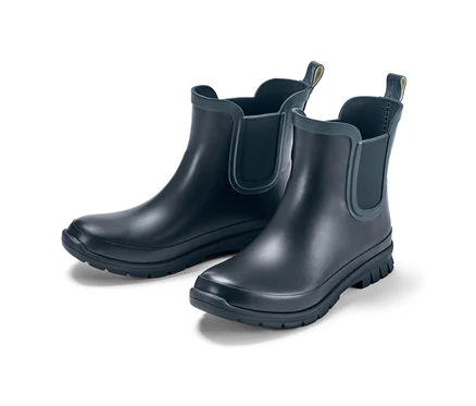 Paire de Chelsea boots imperméables bleu marine pour enfant sur fond blanc.