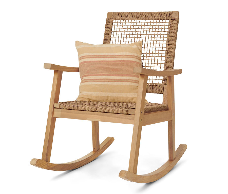 Un fauteuil à bascule avec une armature en polyrotin et un coussin beige rayé orange.