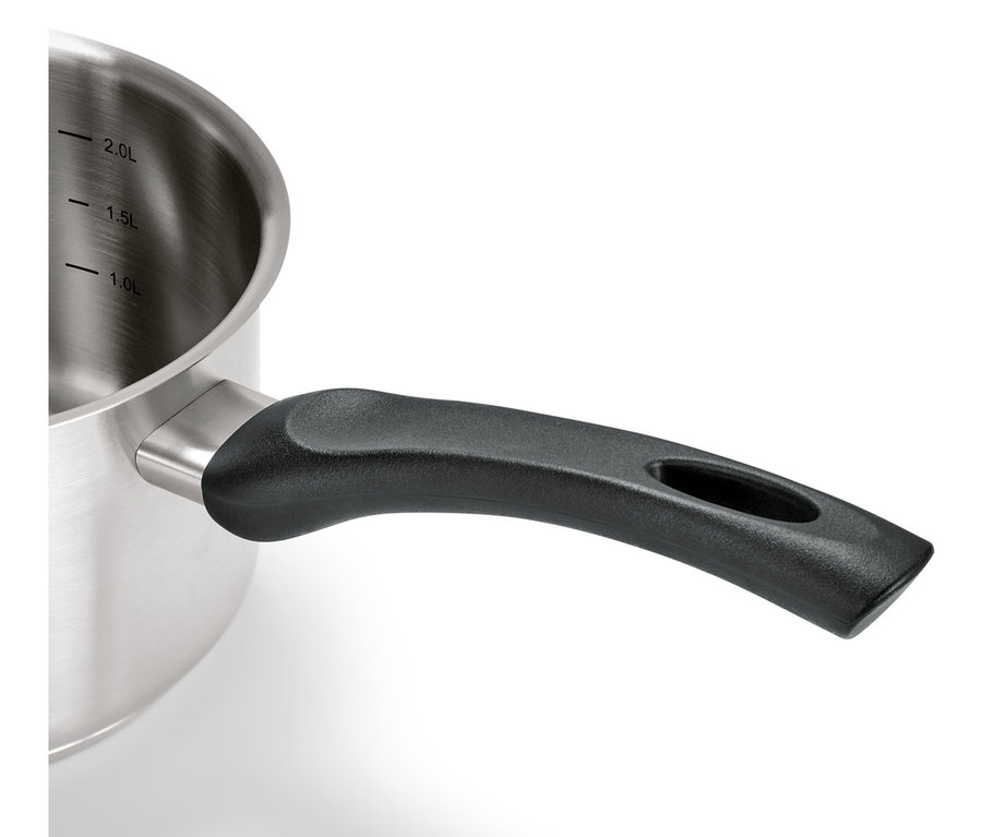 Gros plan d'une casserole en inox avec graduation et poignée noire.