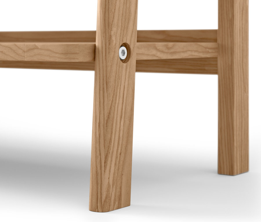 Détail d'un buffet en bois.