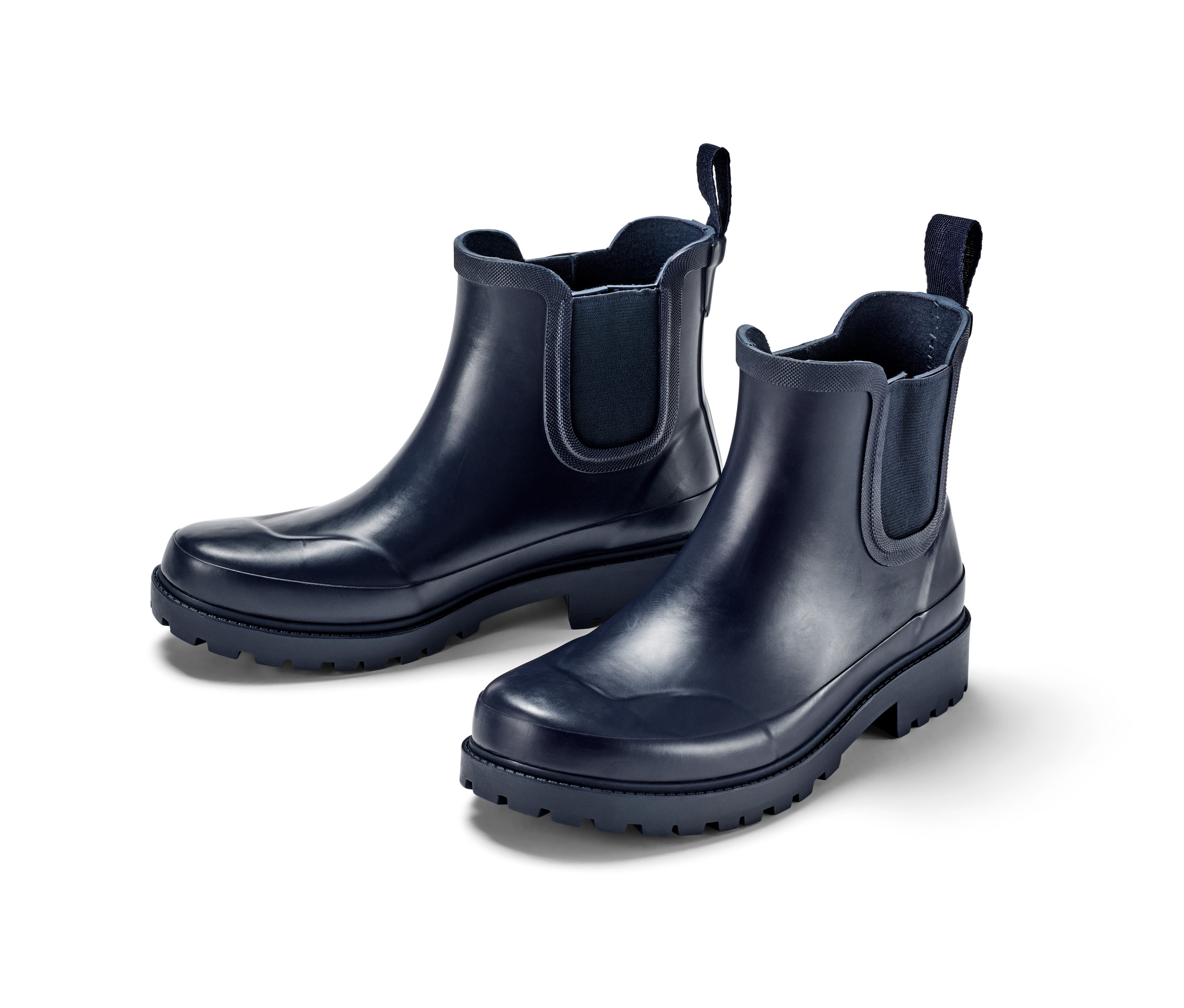 Deux bottines de pluie sur fond blanc.