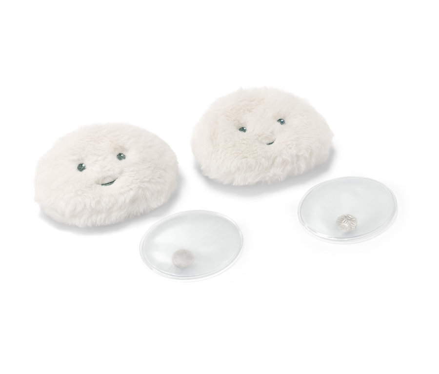 Deux coussins chauffants de poche et deux compresses chauffantes transparentes sur fond blanc.