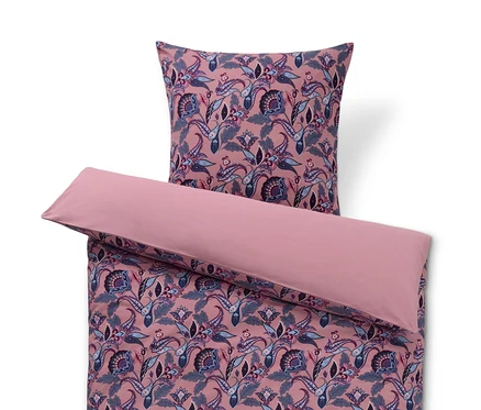 Parure de lit rose en jersey d'hiver avec motif floral et oreiller sur le dessus.