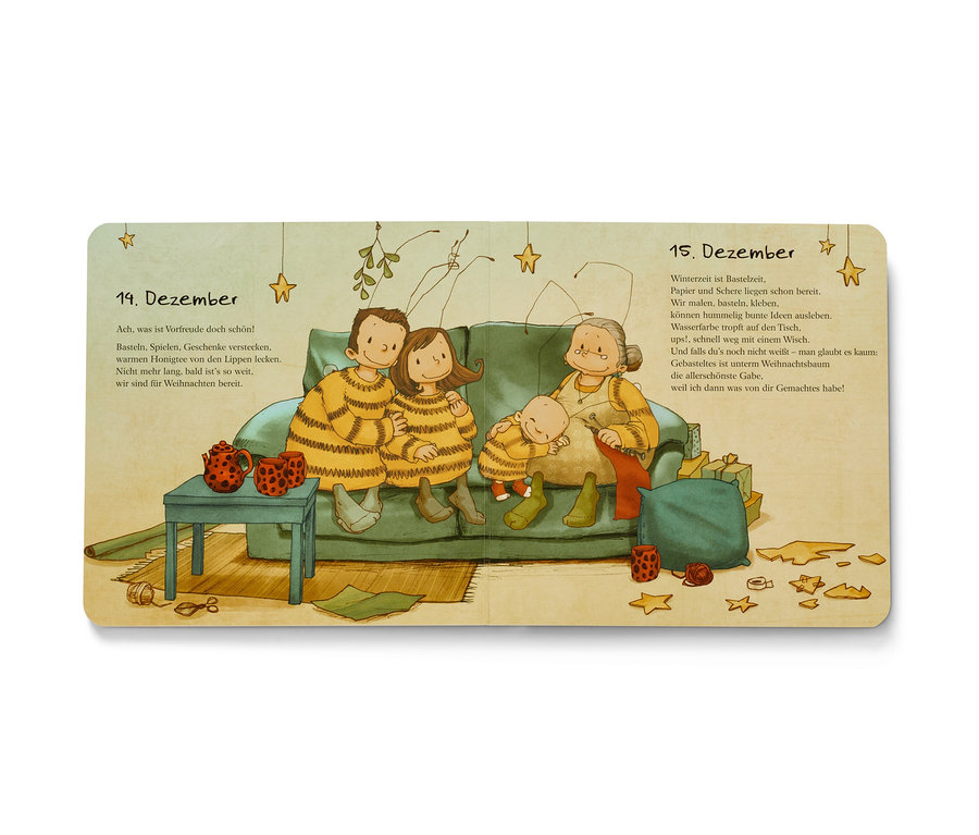 L'image montre une page de livre ouverte avec l'illustration d'une famille et d'une grand-mère assises sur un canapé. Au premier plan, il y a une table avec un service à thé. Le livre « Die Baby-Hummel Bommel ‒ Advent, Advent » est visible.