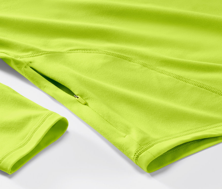 Gros plan sur un t-shirt technique thermique vert fluo.