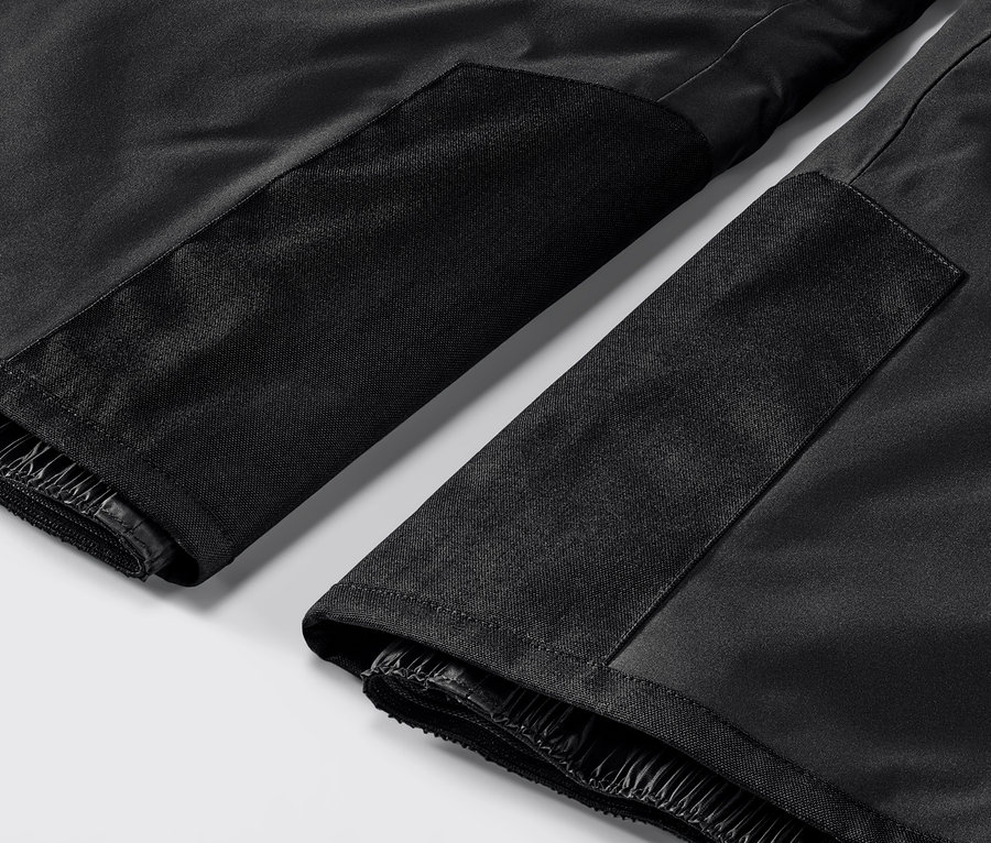 Gros plan sur un pantalon de ski high-tech noir.