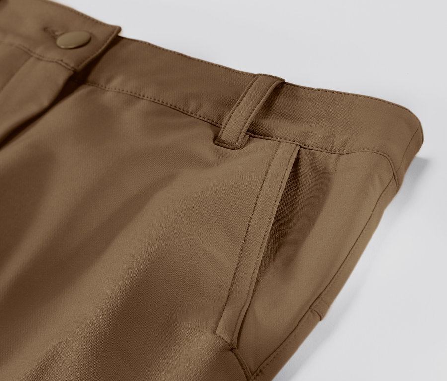 Gros plan sur un pantalon cargo en softshell beige.
