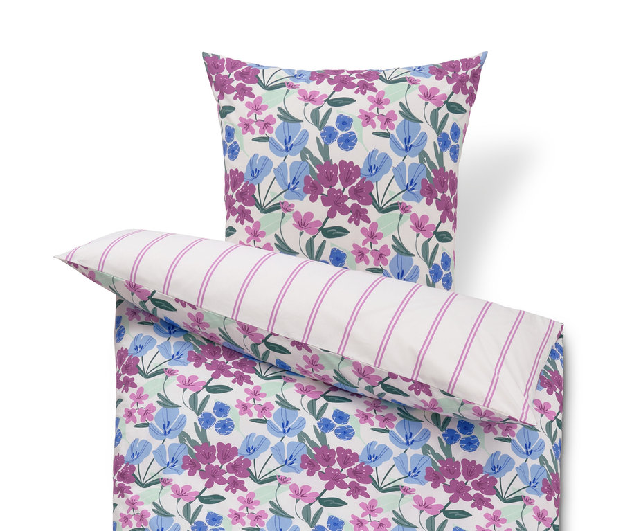 Parure de lit en renforcé blanche à fleurs de taille standard et parure de lit en renforcé blanche à fleurs de grande taille.