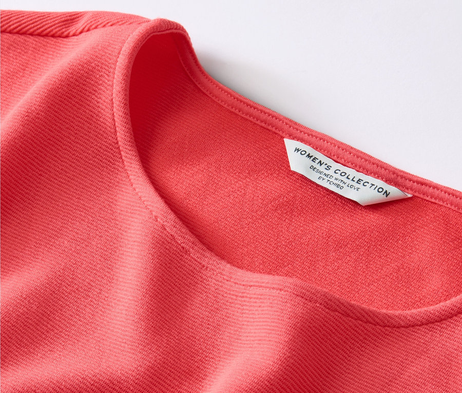 Détail d'une blouse corail.