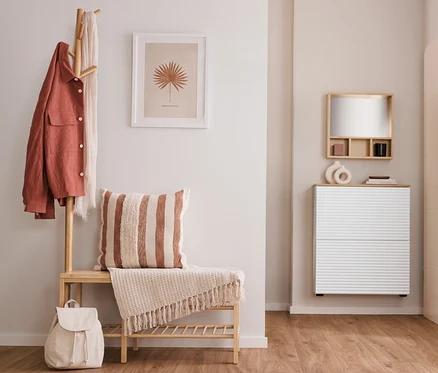 Dans le couloir, il y a un miroir avec des étagères, un meuble à chaussures avec 2 compartiments et un banc avec un porte-manteau.