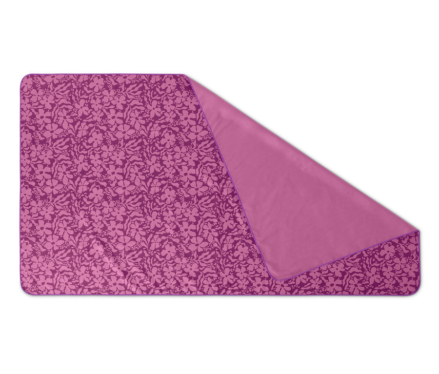 Une serviette de toilette outdoor violette à motif floral, partiellement repliée.